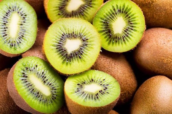 Kiwi przekrojone na pół
