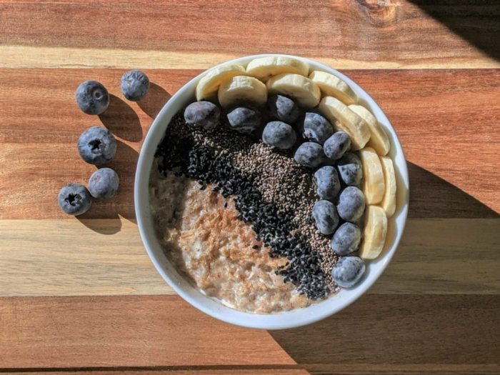 Miska owsianki z borówkami i bananem